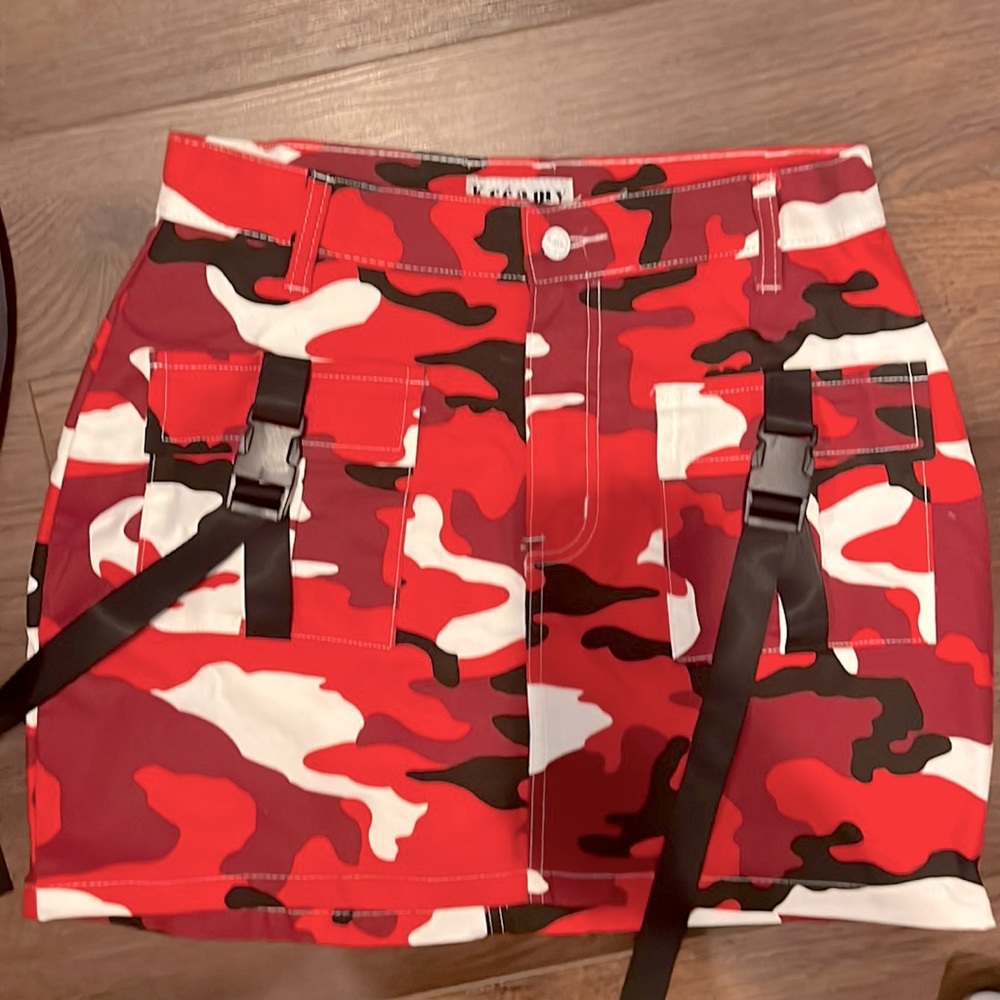 Red Army Print Cargo Mini Skirt ❤️